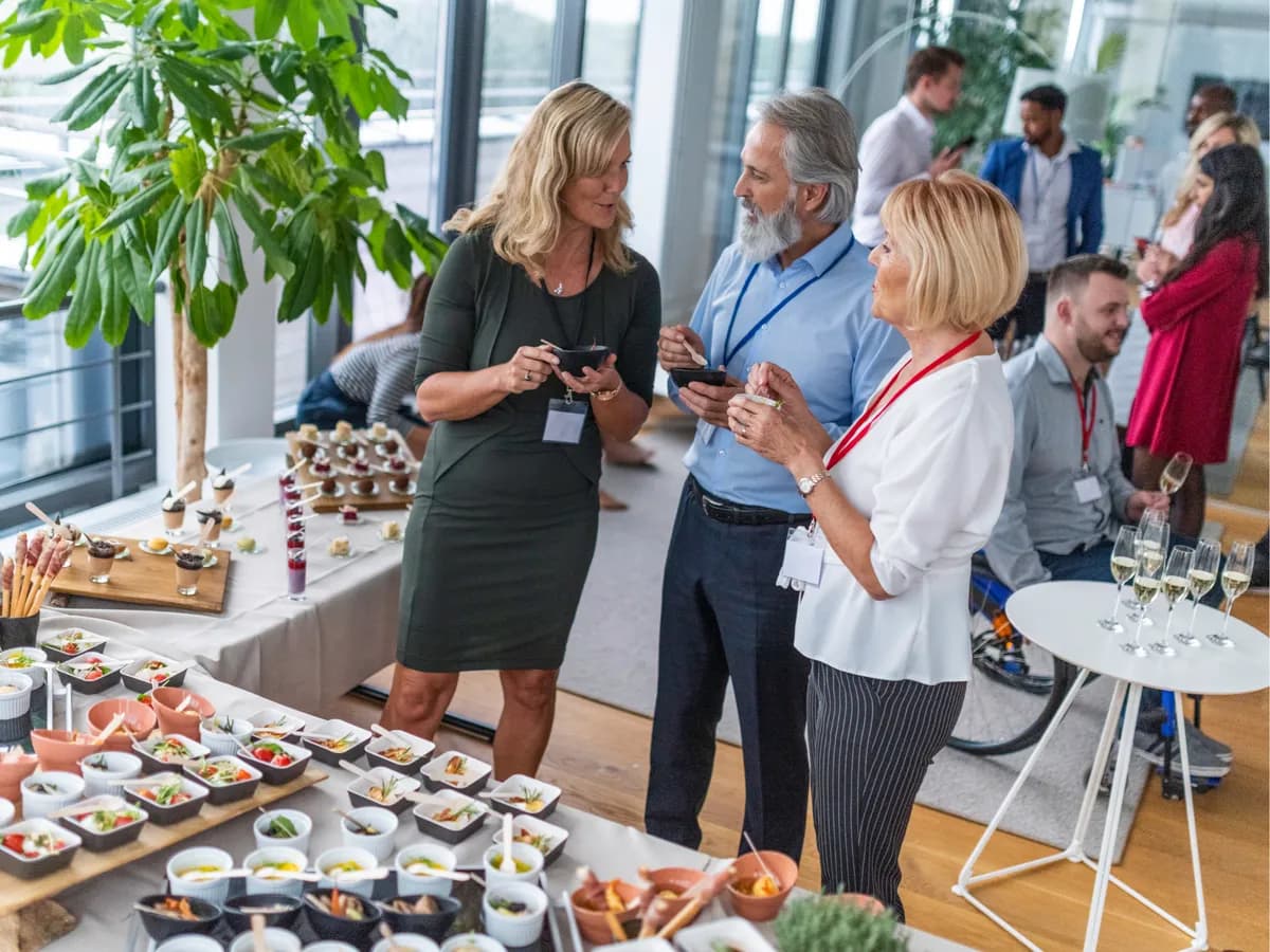 Ведущий благотворительного вечера