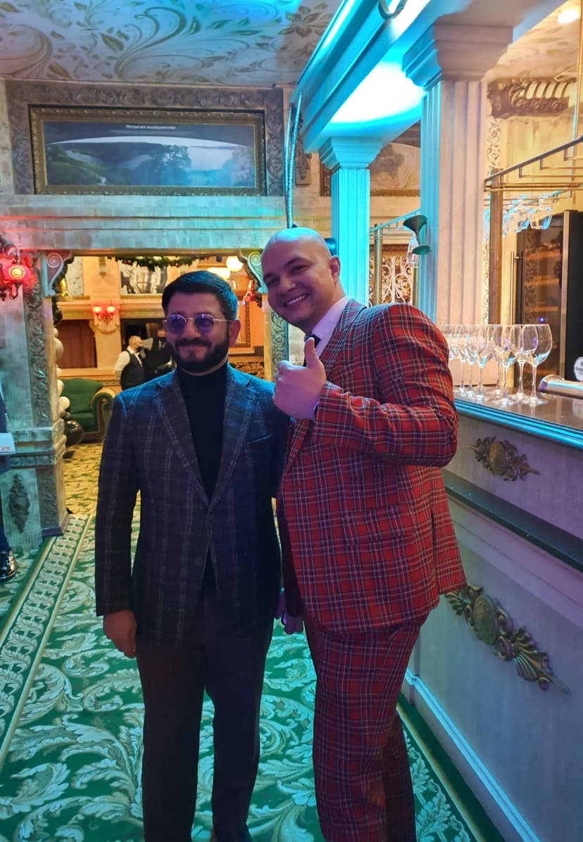 Со знаменитостью