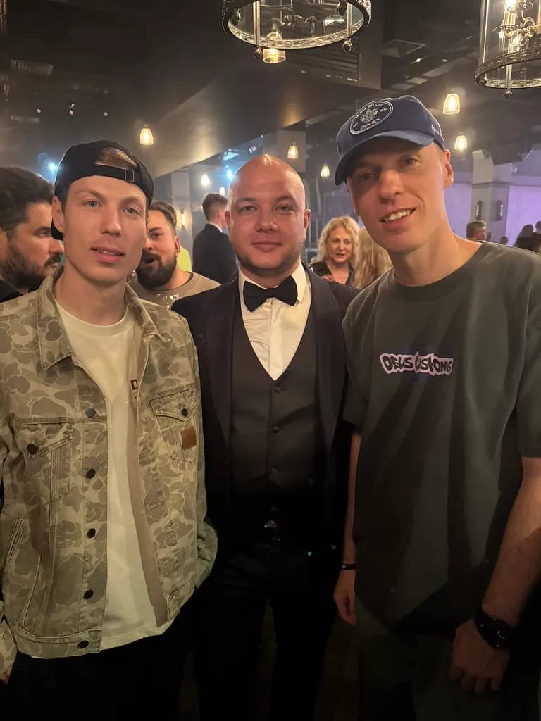 Ведущий благотворительного вечера в Москве — Серж Кулаков