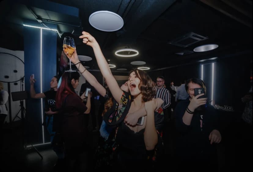 Ведущий клиентского мероприятия в Москве — Серж Кулаков