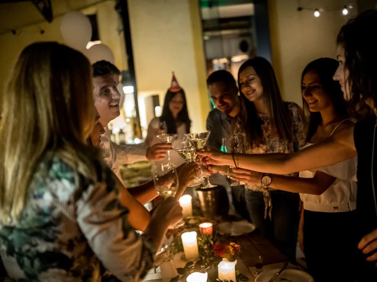 Ведущий камерного дня рождения