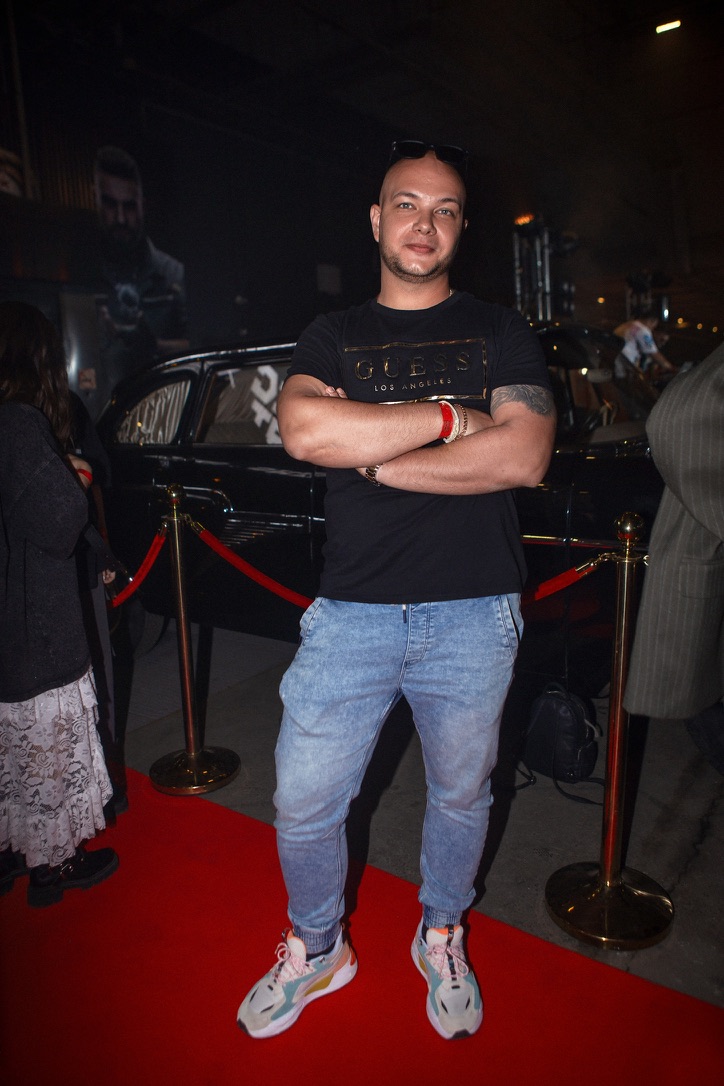 Яркая тематическая вечеринка с нарядными гостями