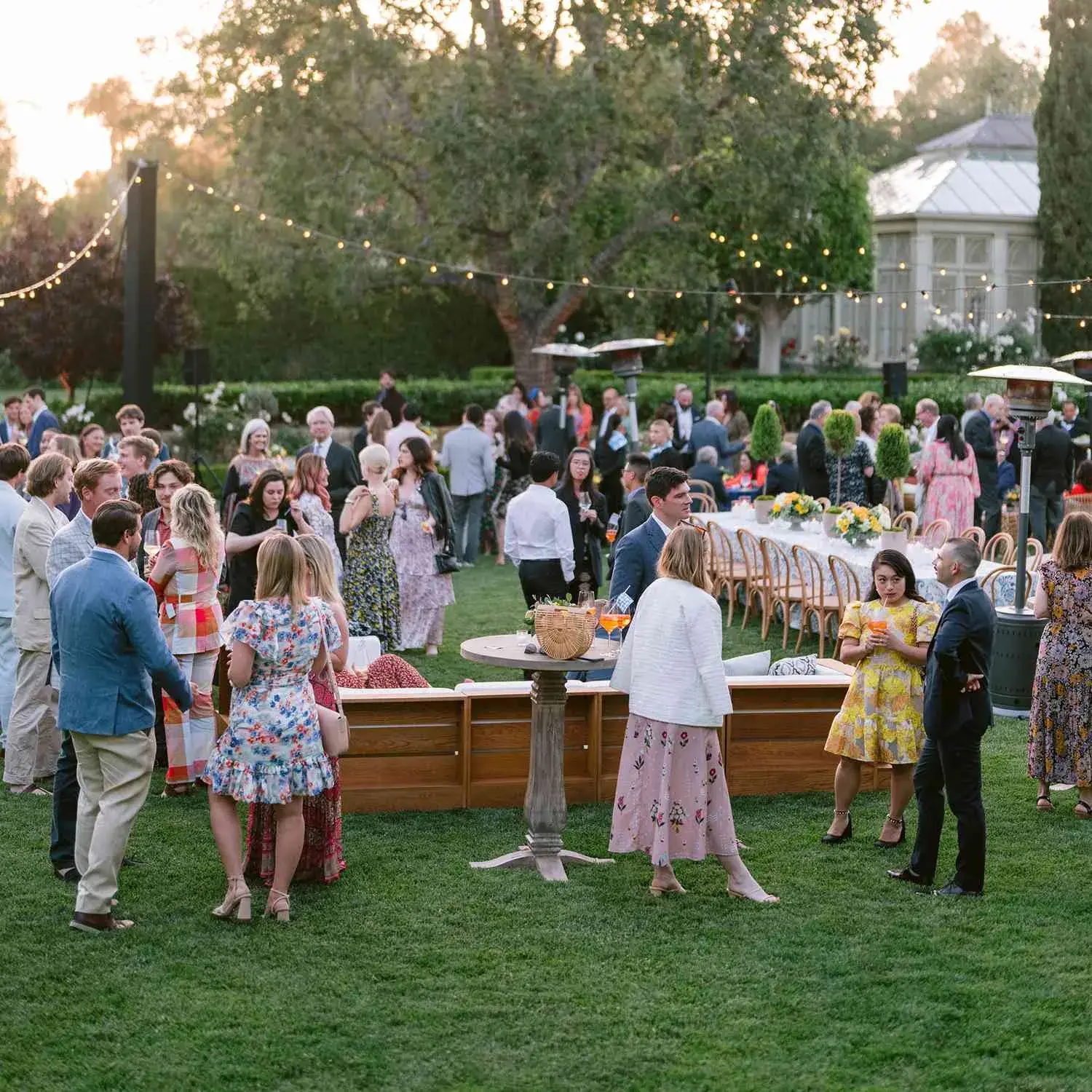 Ведущий управляет презентацией продукта на деловой сцене