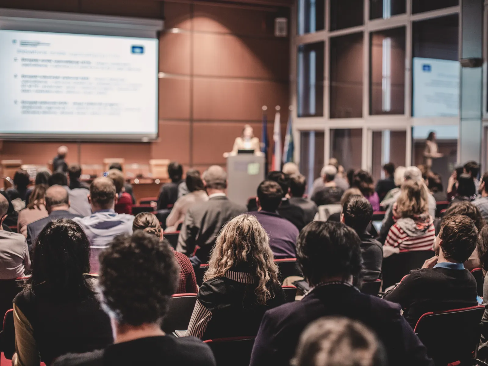 Гибридная конференция с онлайн и офлайн аудиторией