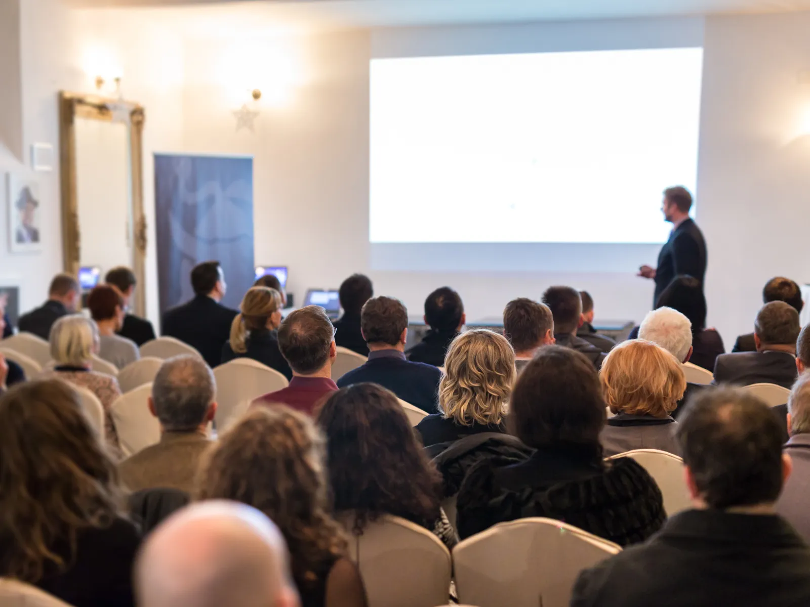 Круглый стол с экспертами отрасли под руководством модератора