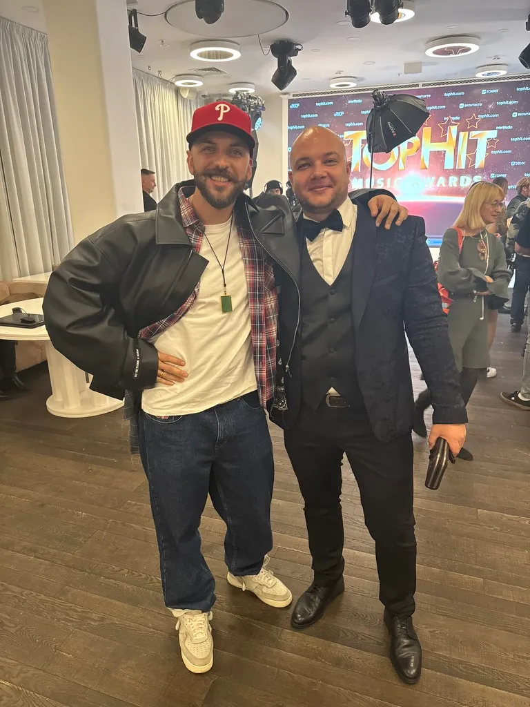 Ведущий управляет программой корпоратива на сцене