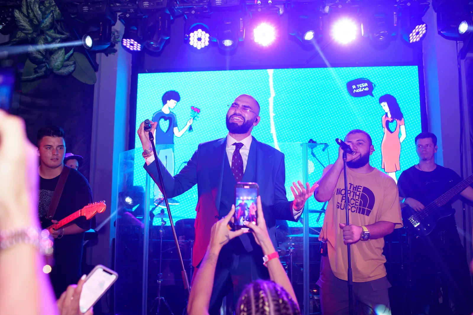 Команда сотрудников на выездном тимбилдинге