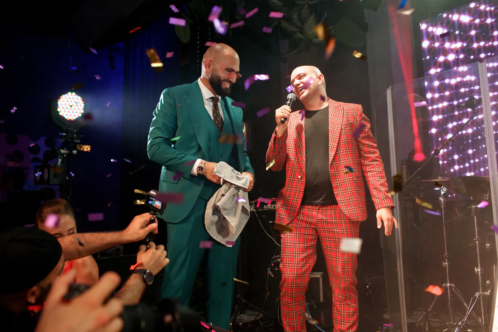 Ведущий-церемониймейстер на гала-ужине у микрофона