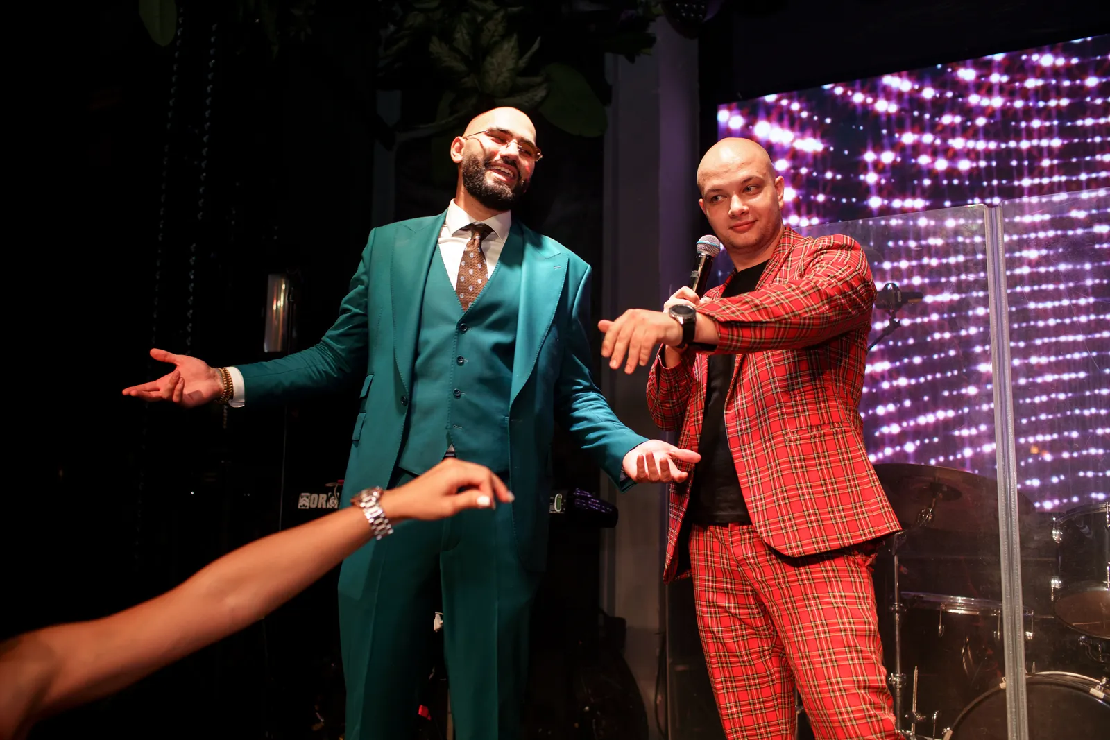 Гости корпоратива в тематических костюмах стиля 90-х