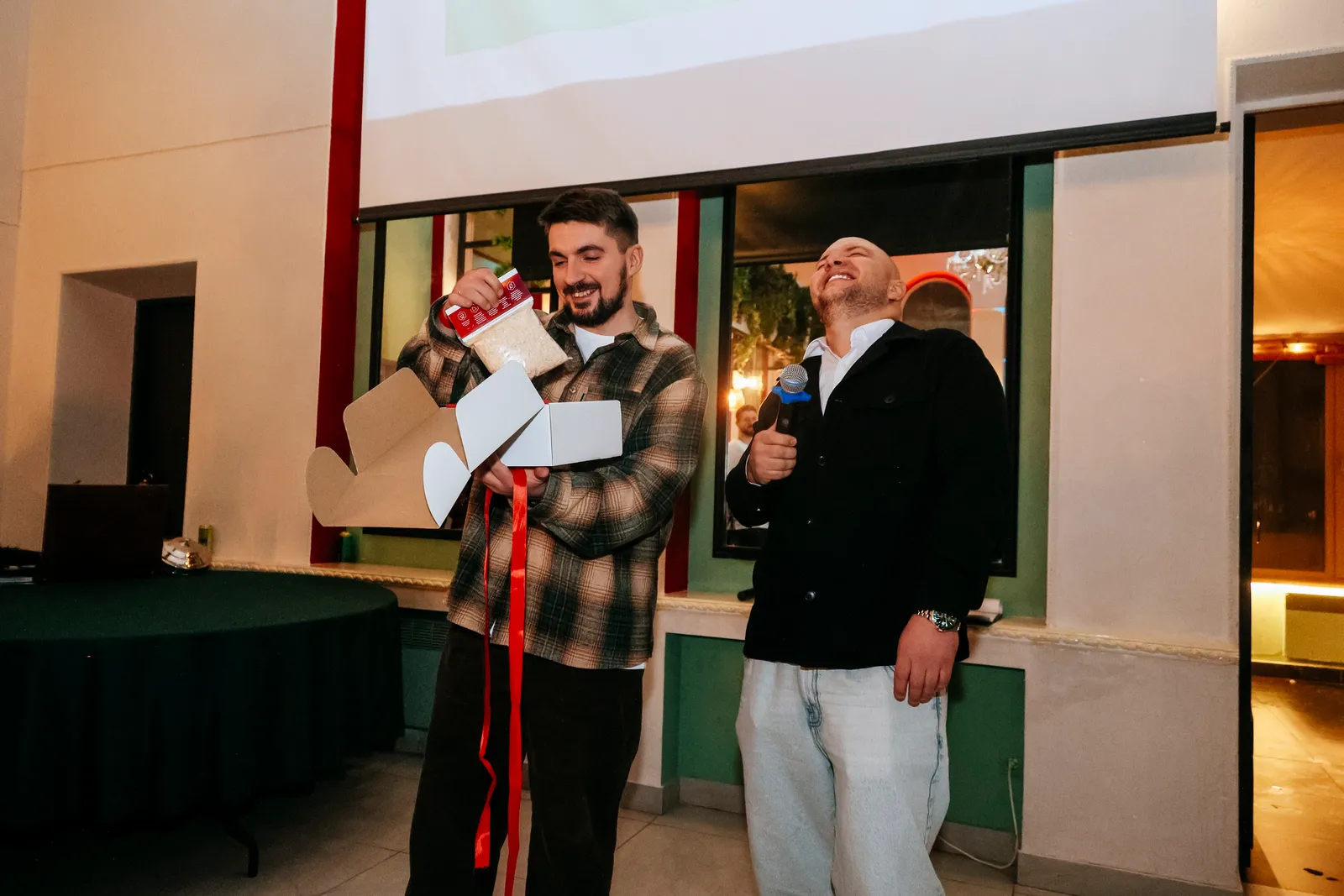 Зал корпоратива с активной программой и вовлечёнными гостями