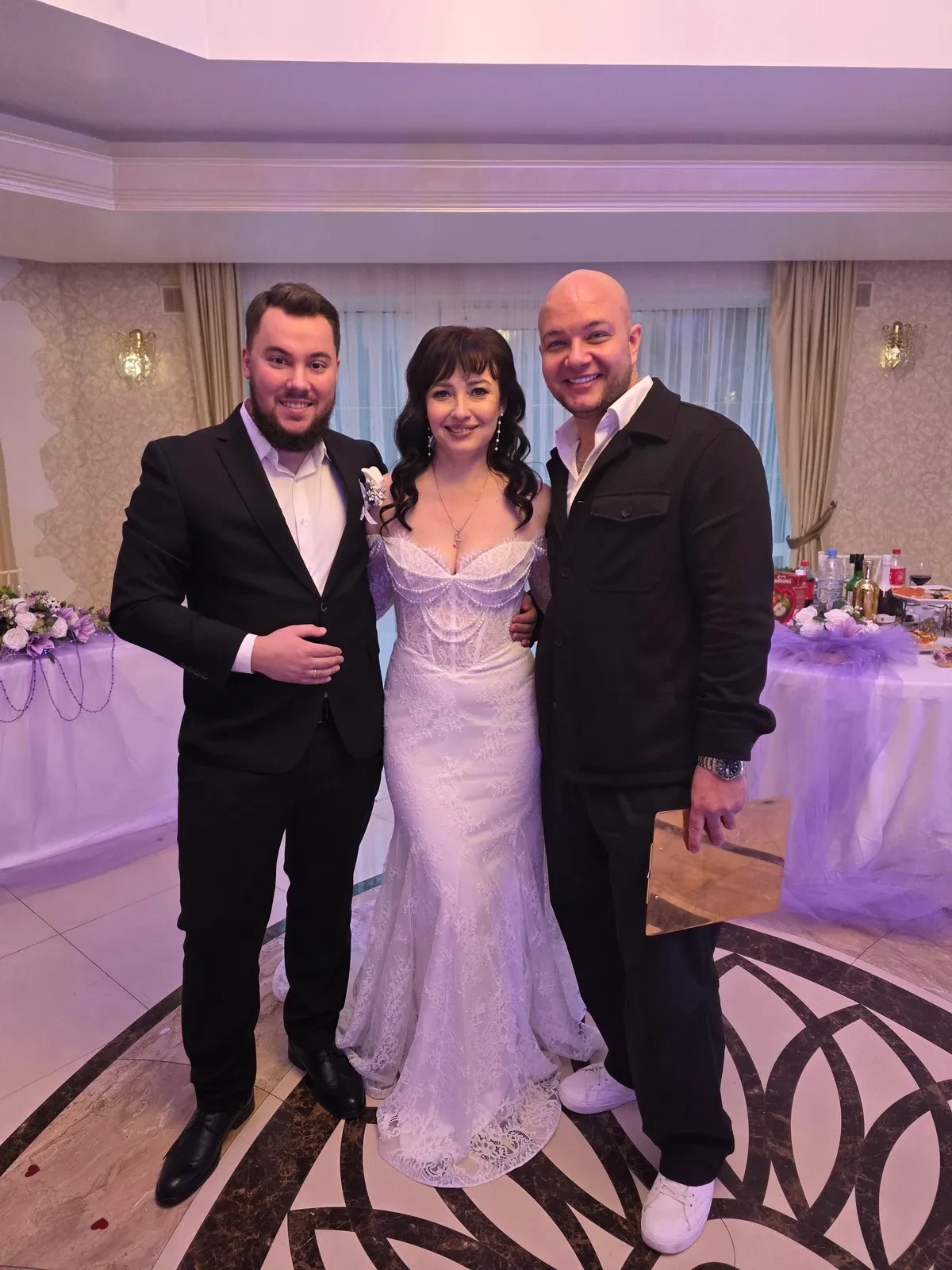 Ведущий общается с парой на свадебном торжестве