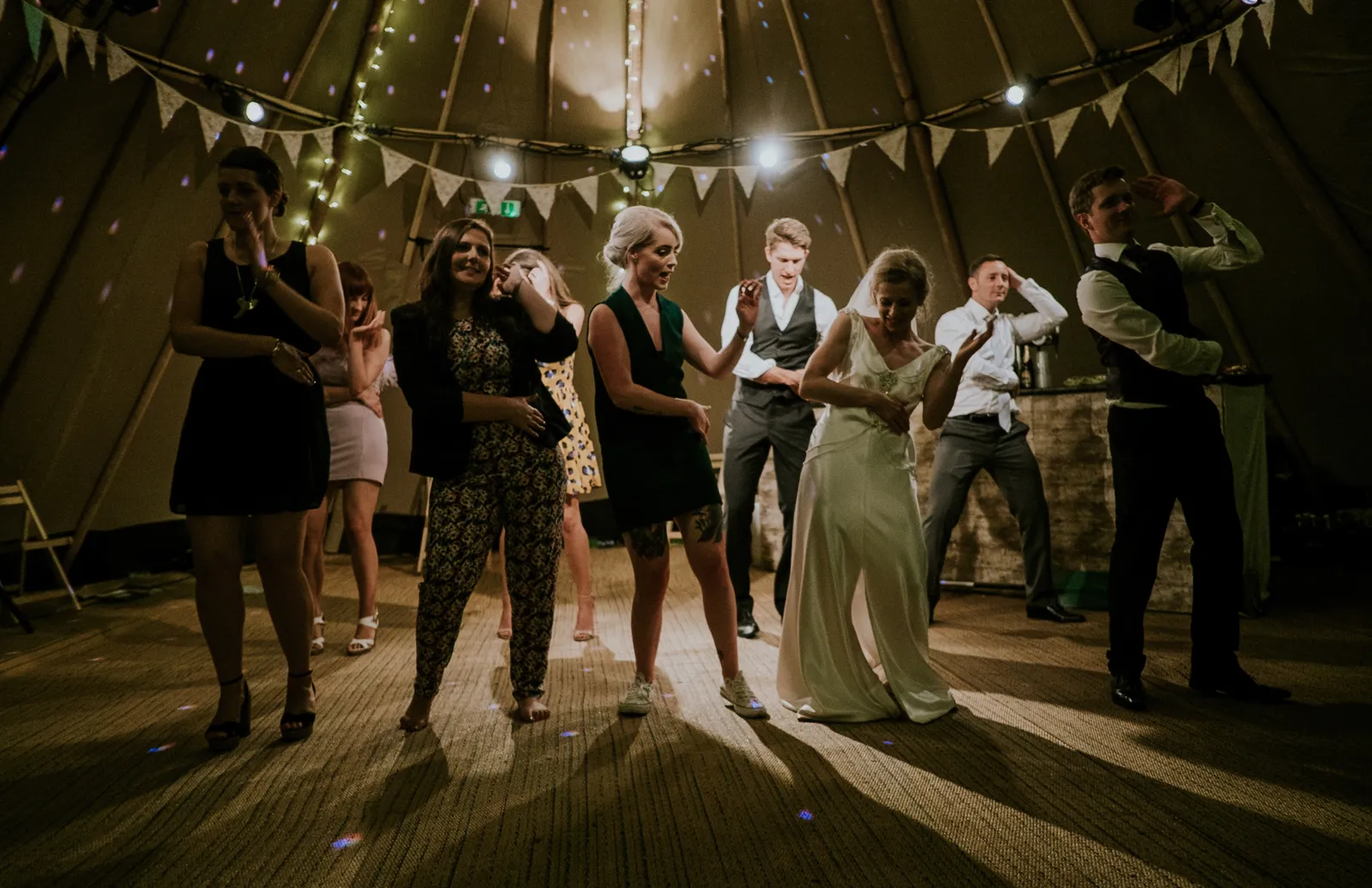 Ведущий работает с гостями на свадьбе