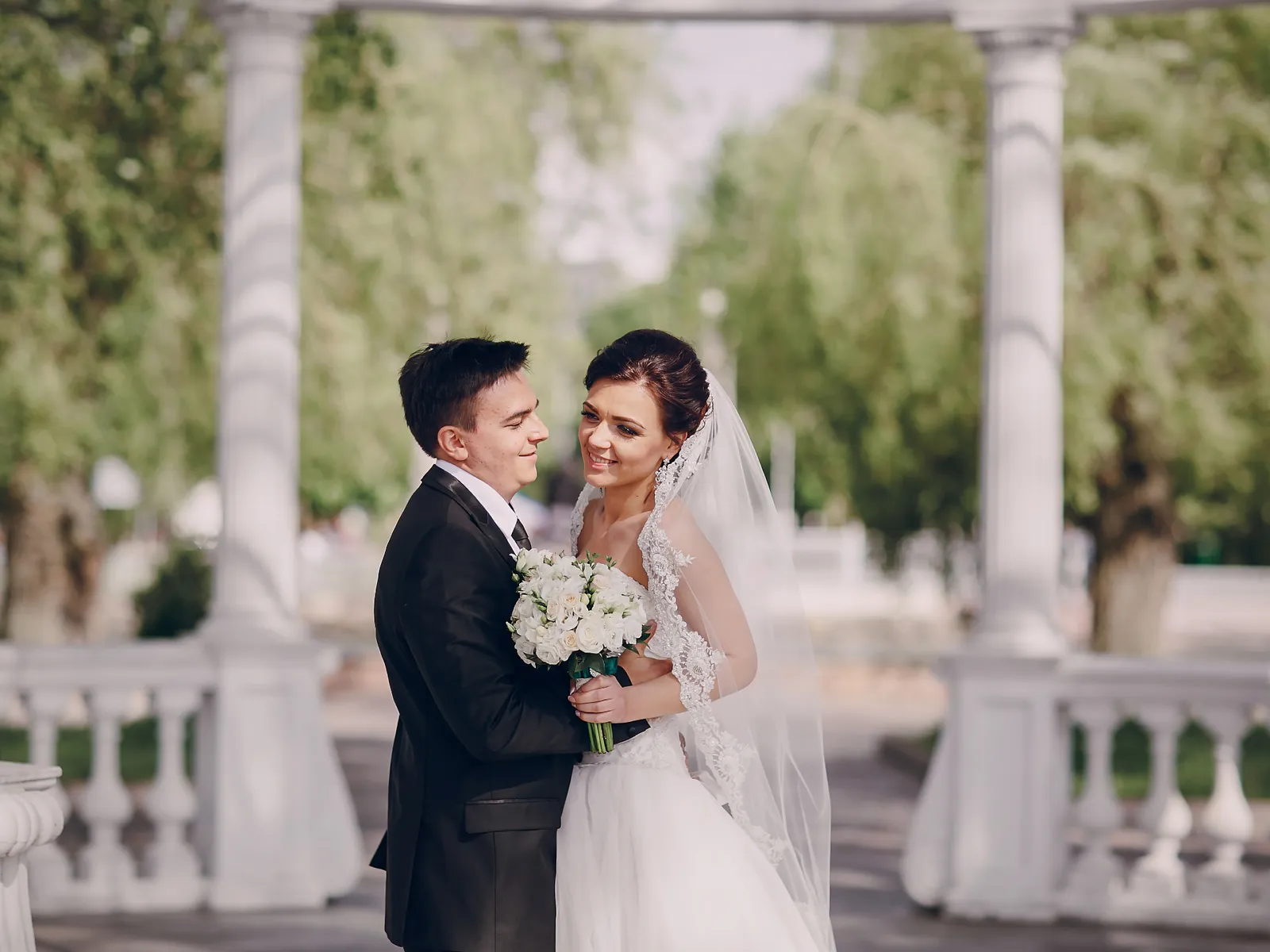 Романтичная свадьба на закате солнца