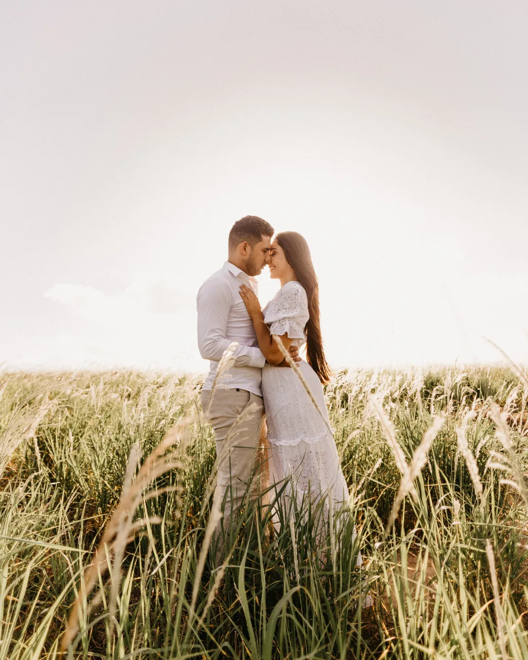 Фотограф снимает свадебную церемонию