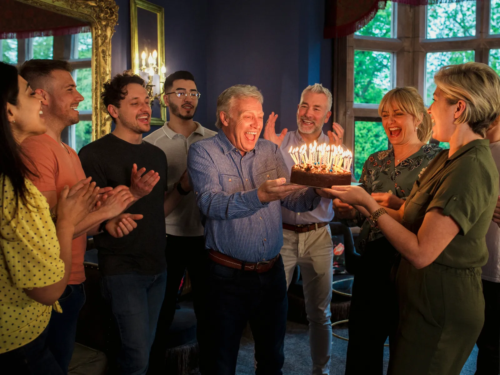 Ведущий проводит мероприятие с авторским сценарием