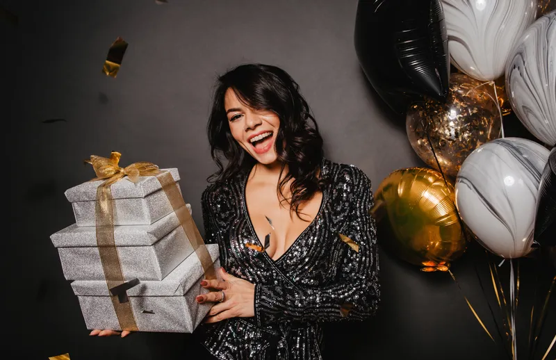 Элегантная банкетная обстановка благотворительного вечера