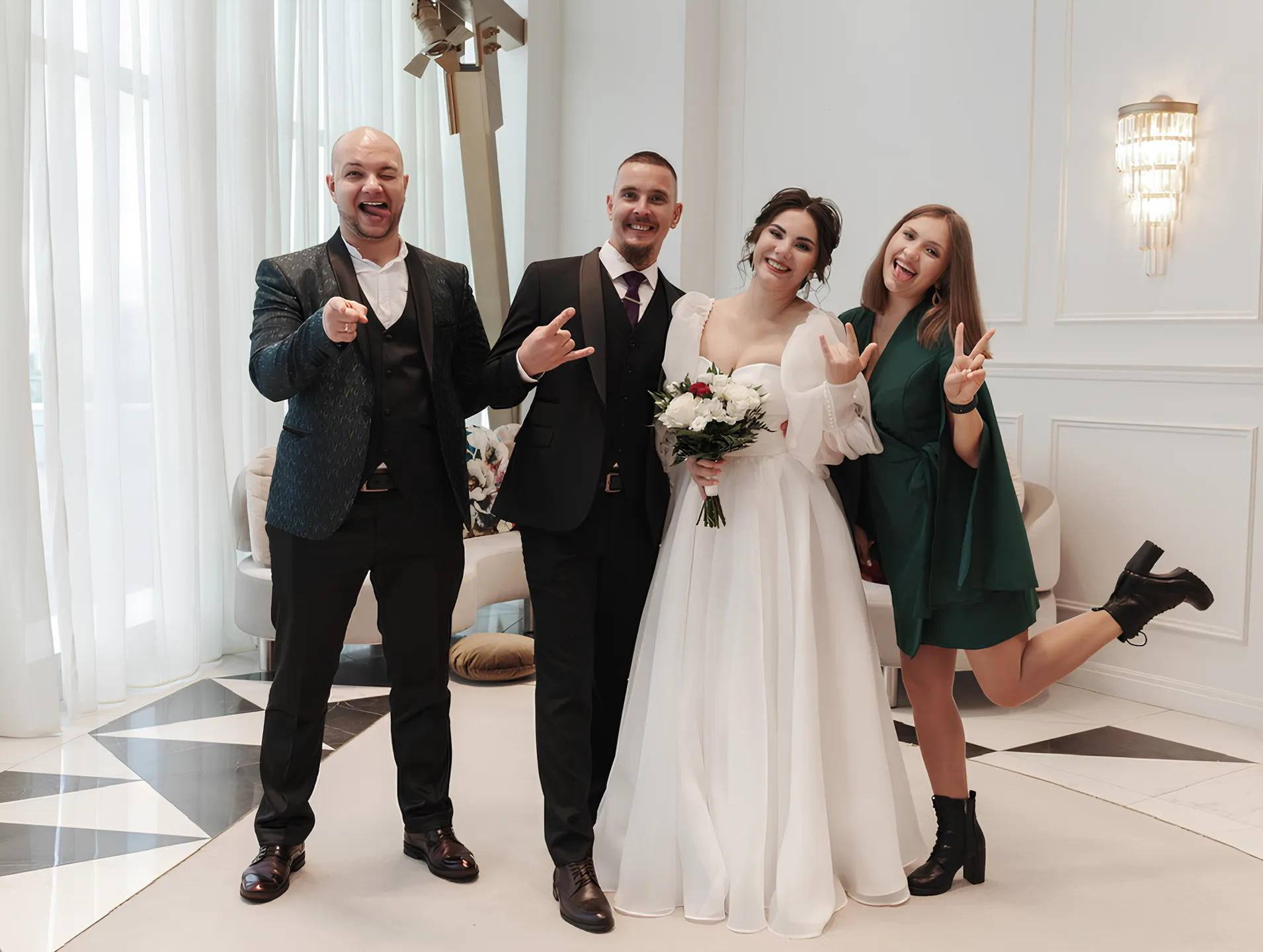 Весёлая групповая фотография на девичнике