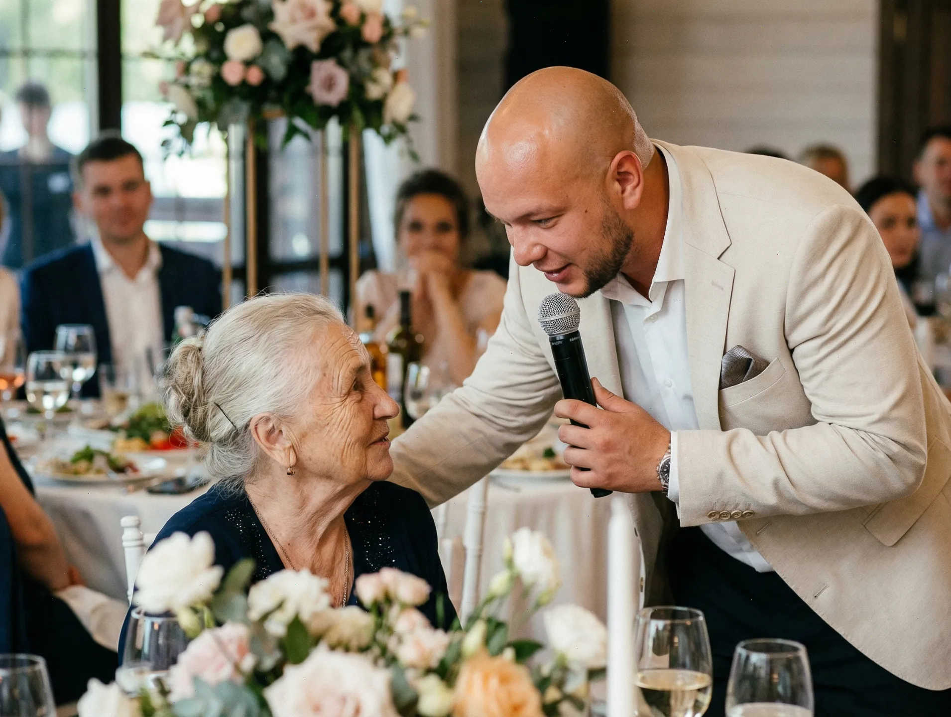 Тёплый момент общения гостей на юбилее 60 лет