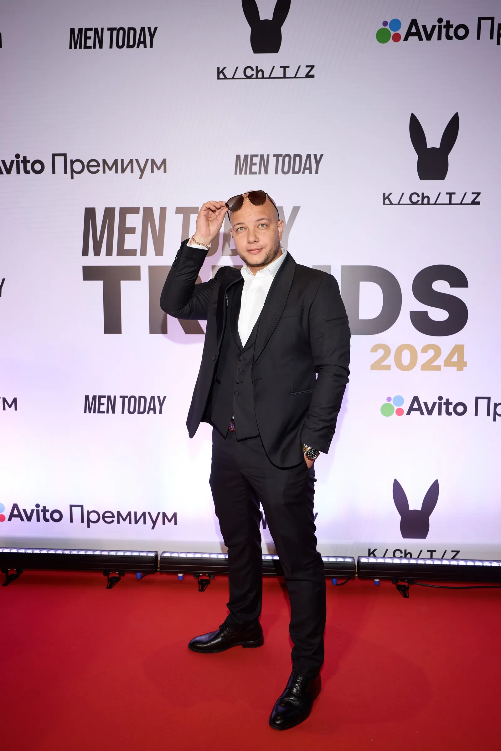 Ведущий проводит интерактив на праздновании юбилея